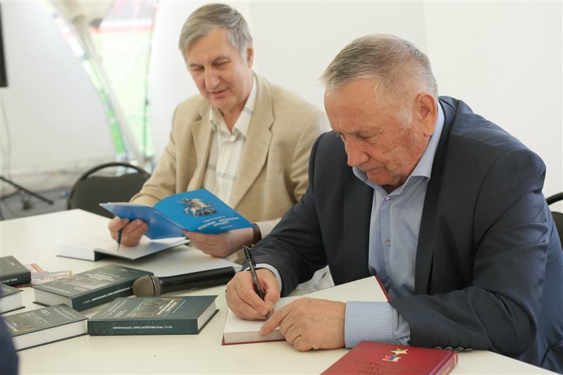 На Поклонной горе в Москве состоялся Фестиваль столичной прессы, в котором принял участие творческий коллектив центрального журнала Росгвардии «На боевом посту»