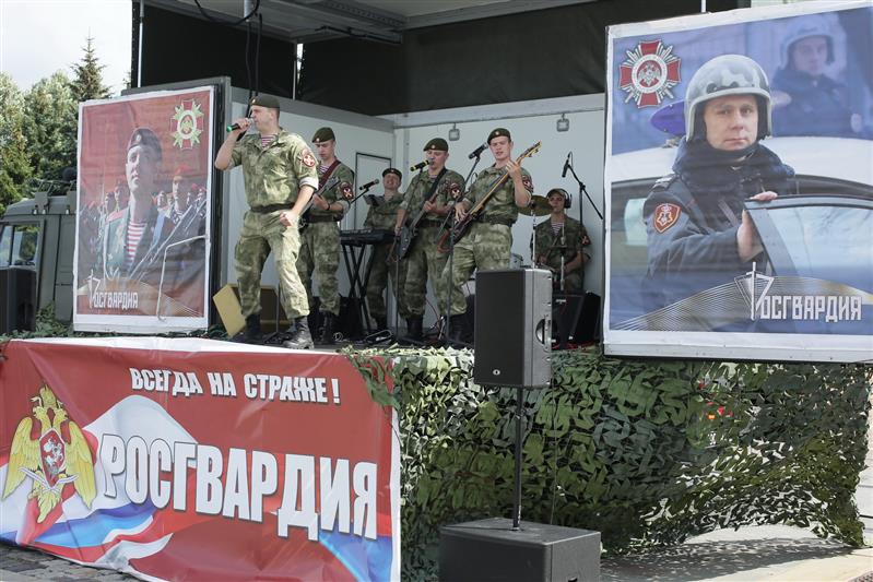 На Поклонной горе в Москве состоялся Фестиваль столичной прессы, в котором принял участие творческий коллектив центрального журнала Росгвардии «На боевом посту»