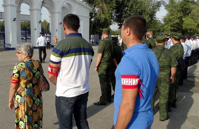 В Астрахани состоялся гарнизонный развод нарядов Росгвардии и полиции, заступающих на боевую службу по охране общественного порядка