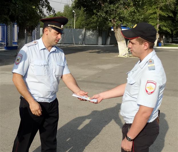 В Астрахани состоялся гарнизонный развод нарядов Росгвардии и полиции, заступающих на боевую службу по охране общественного порядка