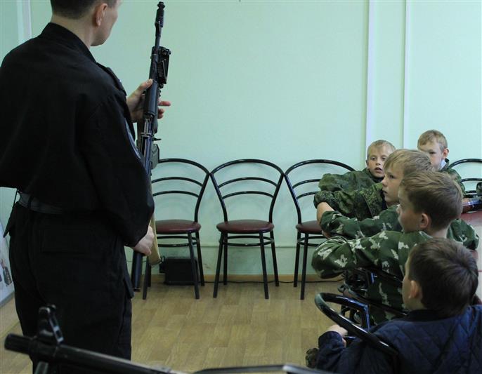 Сотрудники архангельского СОБРа Росгвардии провели для воспитанников военно-спортивного лагеря урок Мужества