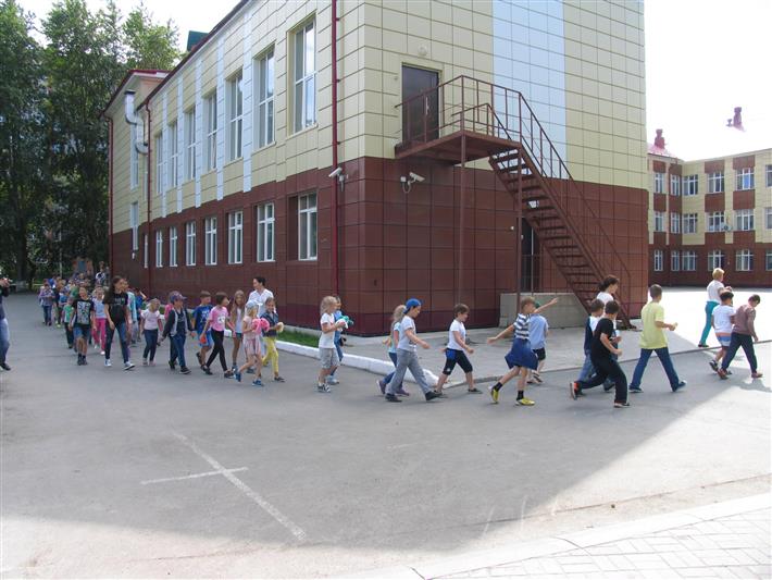 В Тюмени сотрудники Росгвардии и МЧС провели совместные учения по эвакуации школьников