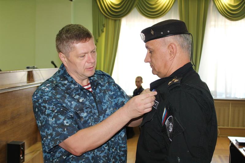 В Ростове военнослужащих и сотрудников Росгвардии поздравили с присвоением очередных воинских званий и получением ведомственных наград