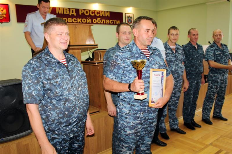 В Ростове военнослужащих и сотрудников Росгвардии поздравили с присвоением очередных воинских званий и получением ведомственных наград
