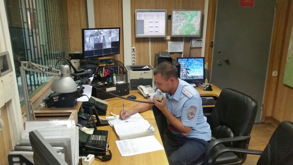 В Северо-Восточном округе Москвы сотрудники Росгвардии задержали гражданина, угрожавшего топором прохожим
