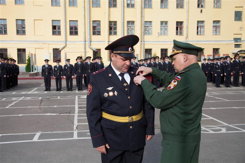 В санкт-петербургской специальной моторизованной бригаде состоялась торжественная церемония прощания командира воинской части с боевым знаменем