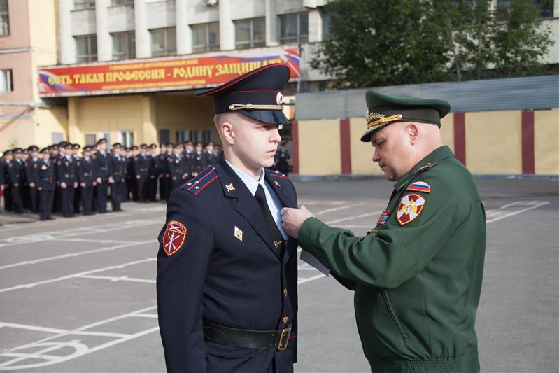 В санкт-петербургской специальной моторизованной бригаде состоялась торжественная церемония прощания командира воинской части с боевым знаменем