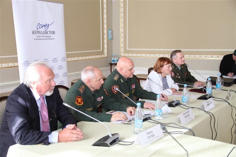Командующий Северо-Западным округом провел «круглый стол» с руководителями ведущих СМИ региона