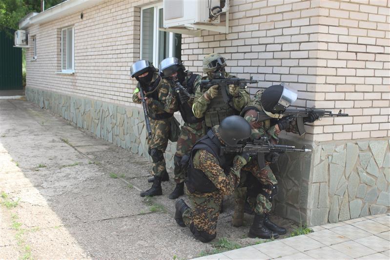В Оренбургской области бойцы ОМОНа Росгвардии задержали банду грабителей