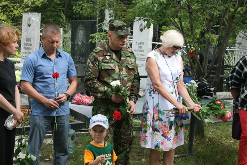 В Хабаровске сотрудники ОМОНа Росгвардии почтили память бойца отряда, погибшего при исполнении служебного долга