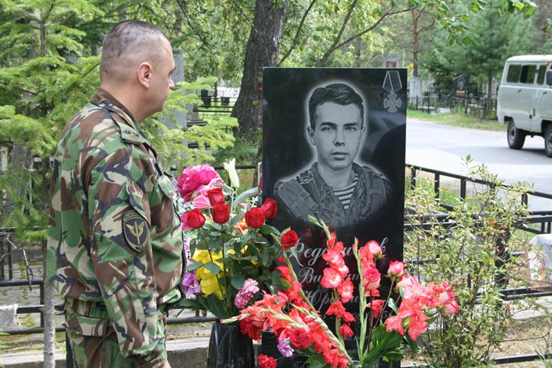 В Хабаровске сотрудники ОМОНа Росгвардии почтили память бойца отряда, погибшего при исполнении служебного долга