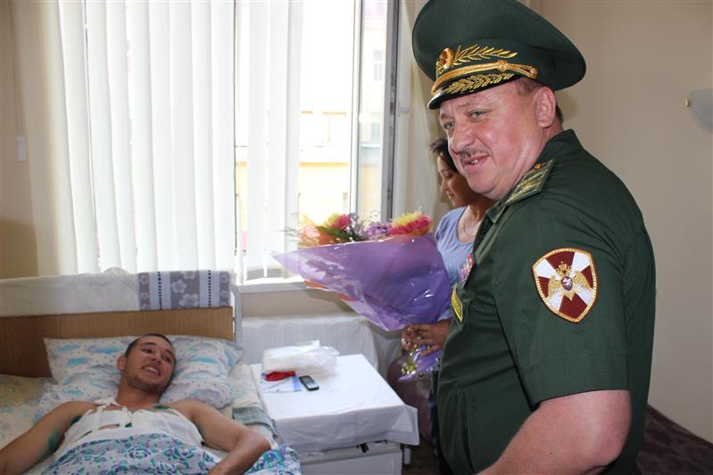 Командир самарского соединения Росгвардии навестил в больнице своего подчиненного, раненного при исполнении служебного долга