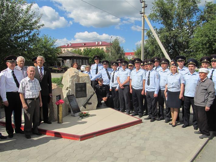 В Курганской области фамилию погибшего старшего оперуполномоченного СОБРа занесли на мемориальную доску памятника 