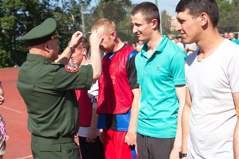 В Санкт-Петербурге военнослужащие и сотрудники Росгвардии приняли участие в спортивном празднике, посвященном Дню физкультурника