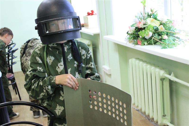 Сотрудники архангельского СОБРа Росгвардии провели для воспитанников военно-спортивного лагеря урок Мужества