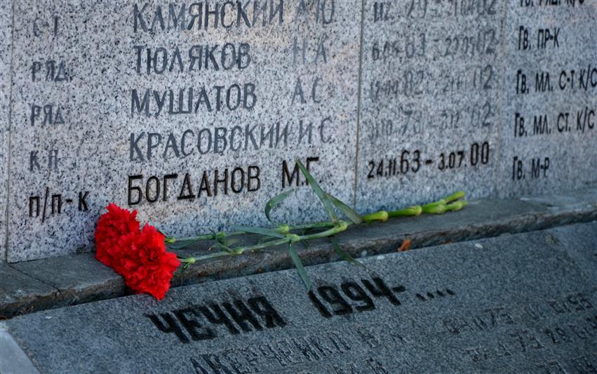 В Ростове-на-Дону военнослужащие Северо-Кавказского округа Росгвардии увековечили память подполковника Михаила Богданова, погибшего при исполнении воинского долга 