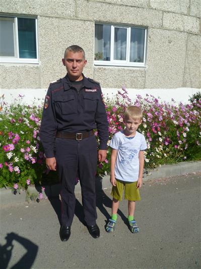 В Свердловской области сотрудник Росгвардии спас ребенка, упавшего в канализационный колодец