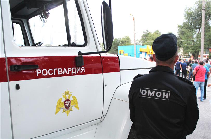 В Ростове-на-Дону военнослужащие и сотрудники Росгвардии обеспечили  охрану общественного порядка во время проведения футбольного матча Российской футбольной премьер-лиги