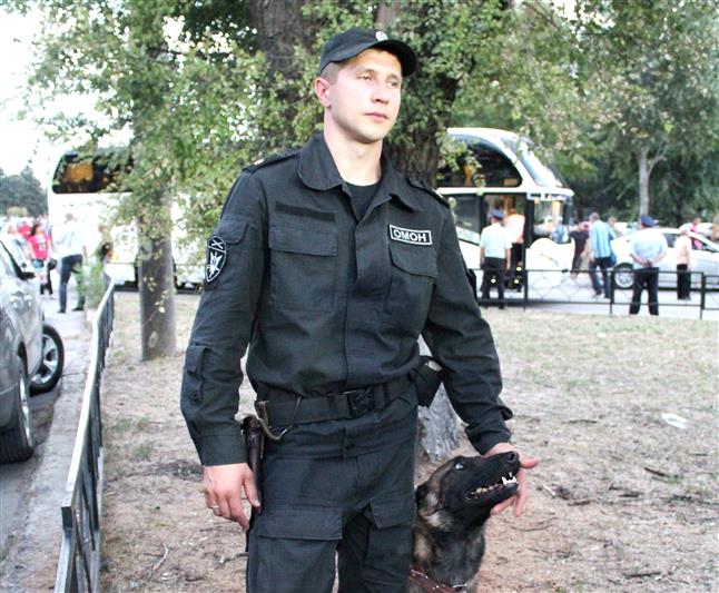 В Ростове-на-Дону военнослужащие и сотрудники Росгвардии обеспечили  охрану общественного порядка во время проведения футбольного матча Российской футбольной премьер-лиги