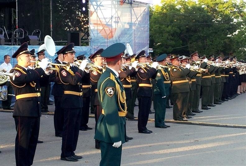 Врио главы Севастополя благодарит военных музыкантов Росгвардии за впечатляющее выступление на фестивале в честь Дня города