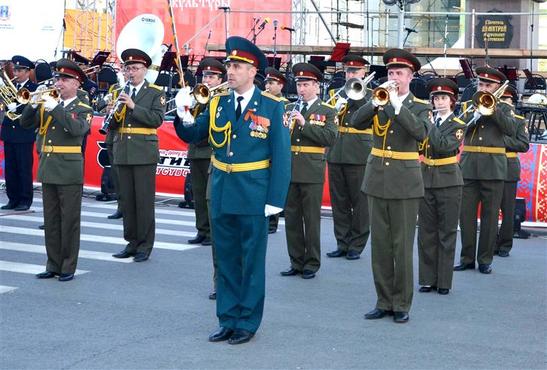 Врио главы Севастополя благодарит военных музыкантов Росгвардии за впечатляющее выступление на фестивале в честь Дня города