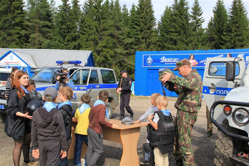 Сотрудники Управления Росгвардии по Республике Коми рассказали юным динамовцам о своей профессии 