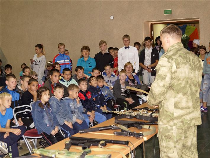 Офицеры иркутского ОМОНа на транспорте провели праздник в оздоровительном лагере для детей, оставшихся без попечения родителей