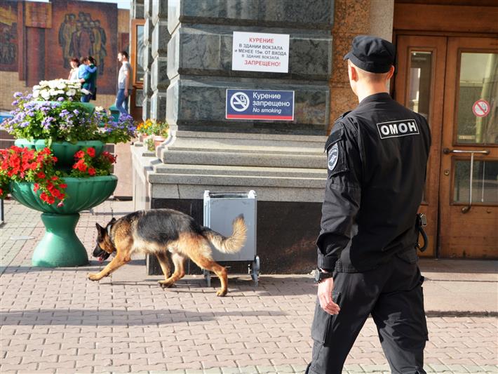 Сотрудники ОМОНа на транспорте Росгвардии проверили аэропорт и железнодорожный вокзал Красноярска на наличие взрывоопасных предметов