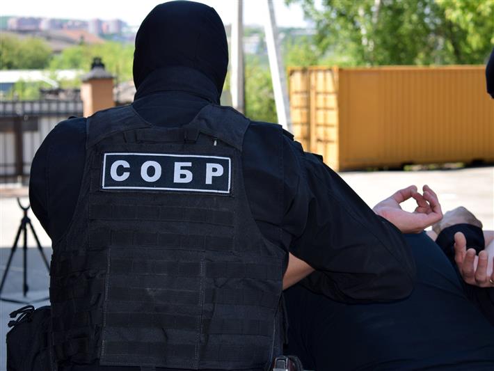 В Братске при силовом сопровождении бойцов СОБРа Росгвардии пресечена деятельность наркодилеров