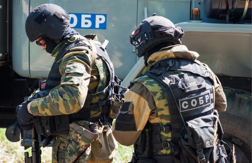 В Саратовской области при силовой поддержке бойцов СОБРа Росгвардии задержаны подозреваемые в серии вымогательств
