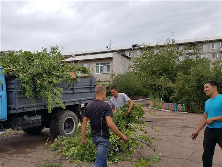 В Улан-Удэ сотрудники Росгвардии облагородили территорию  Дома ребенка