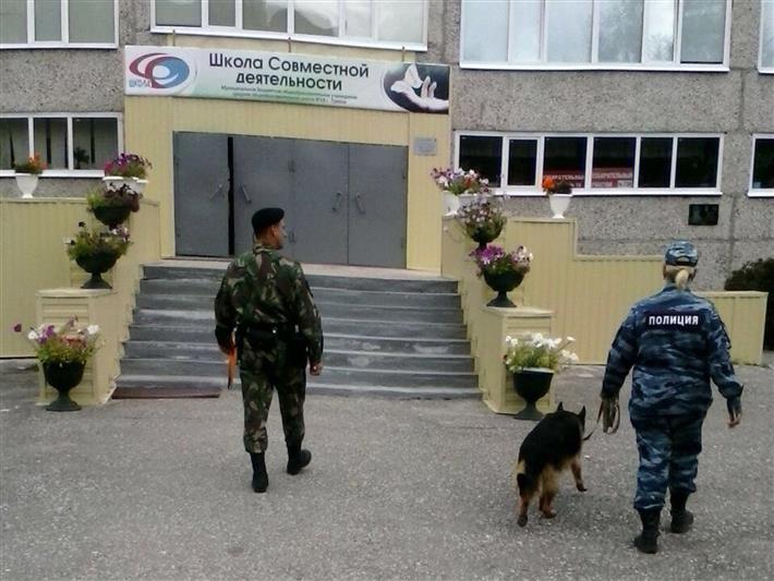 Сотрудники ОМОНа Росгвардии совместно с кинологами МВД проводят обследование школ в Томске и ЗАТО Северск 