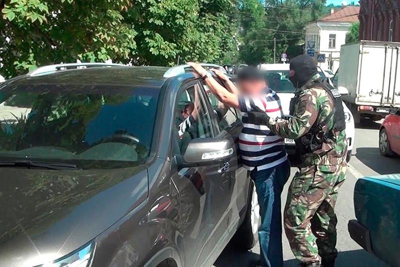 В Саратовской области при силовой поддержке бойцов СОБРа Росгвардии задержаны подозреваемые в серии вымогательств