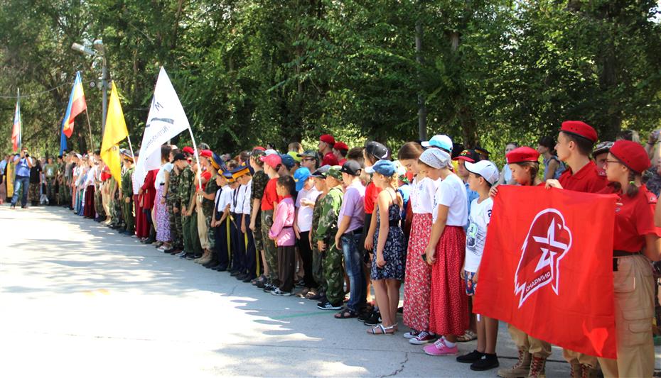 В Астраханской области сотрудники Росгвардии приняли участие в открытии летней казачьей смены в детском оздоровительном лагере и провели Урок мужества для юных казаков