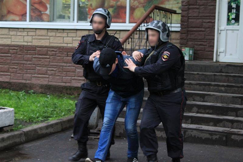 В Архангельске сотрудники Росгвардии задержали мужчину, напавшего на женщину