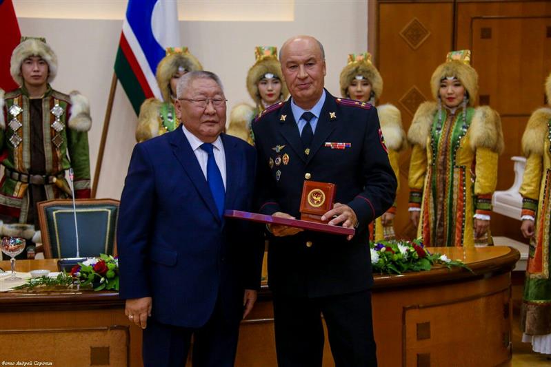КОМАНДИР АВИАЦИОННОГО ОТРЯДА СПЕЦИАЛЬНОГО НАЗНАЧЕНИЯ РОСГВАРДИИ НАГРАЖДЕН ГРАМОТОЙ ГЛАВЫ РЕСПУБЛИКИ САХА (ЯКУТИЯ)