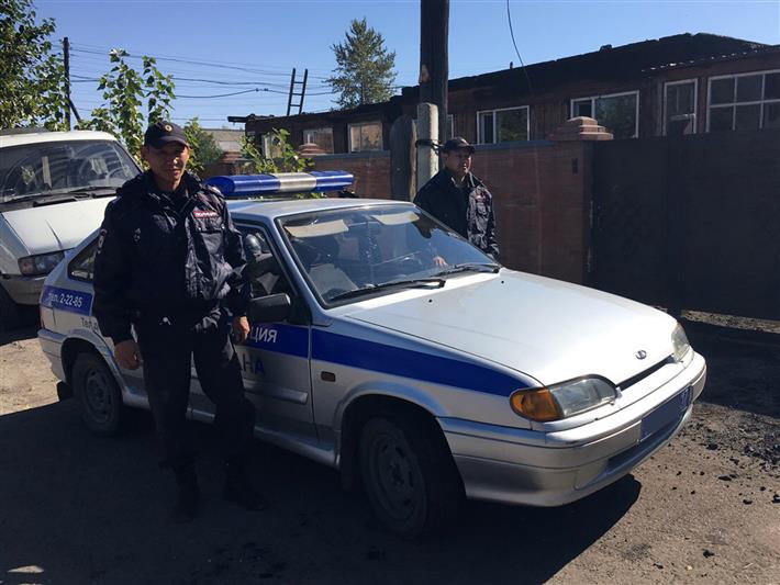 В Туве сотрудники Росгвардии спасли жильцов горящего дома