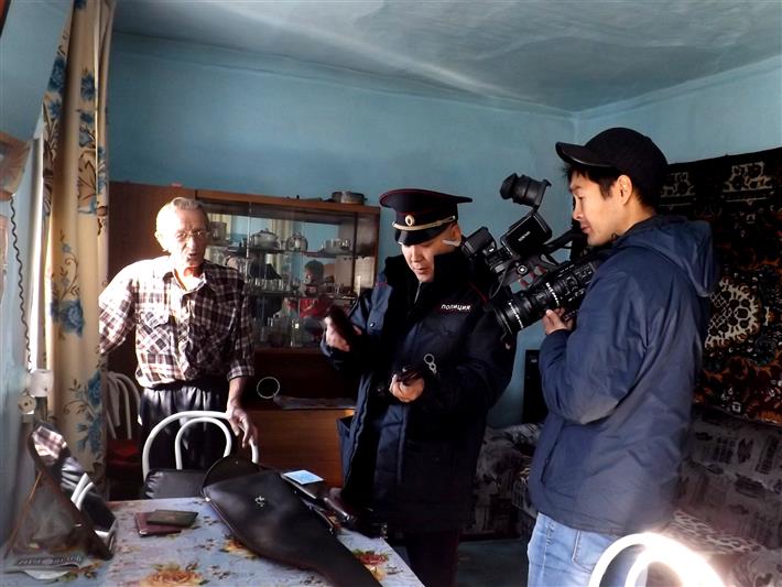 Журналисты ГТРК «Тыва» провели один день с сотрудником Центра лицензионно-разрешительной работы Росгвардии
