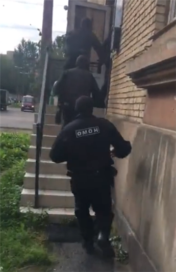 При силовой поддержке бойцов петербургского ОМОНа на транспорте задержан посредник при даче взятки 