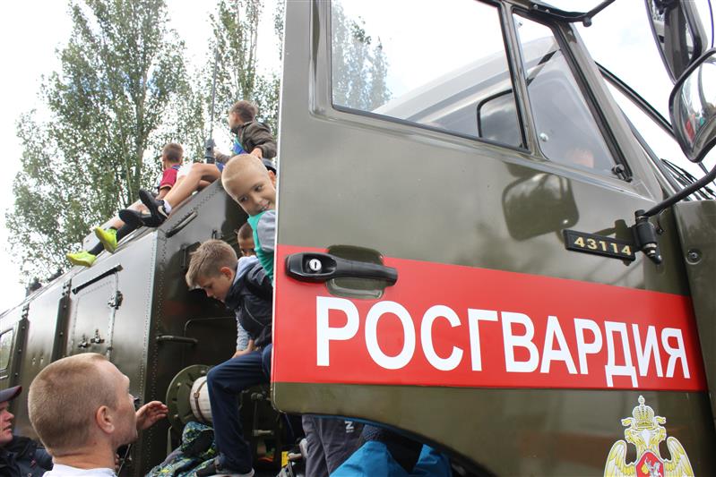 В Самаре военнослужащие и сотрудники Росгвардии приняли участие в акции «Военная служба по контракту – твой выбор!»