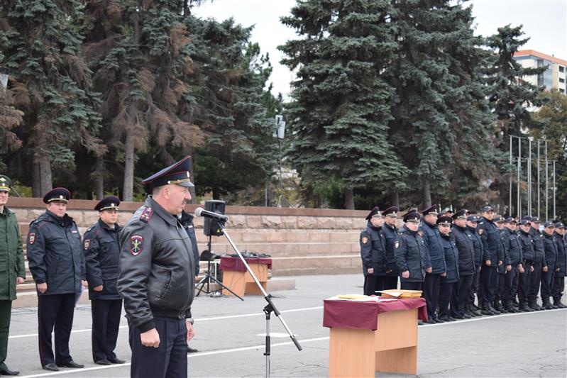 На площади Революции города Челябинска состоялся гарнизонный развод подразделений Росгвардии перед заступлением на службу по охране общественного порядка