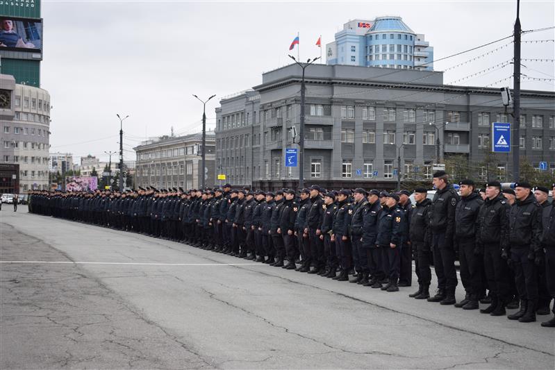 На площади Революции города Челябинска состоялся гарнизонный развод подразделений Росгвардии перед заступлением на службу по охране общественного порядка