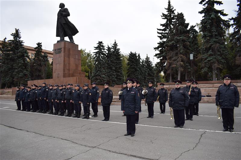 На площади Революции города Челябинска состоялся гарнизонный развод подразделений Росгвардии перед заступлением на службу по охране общественного порядка