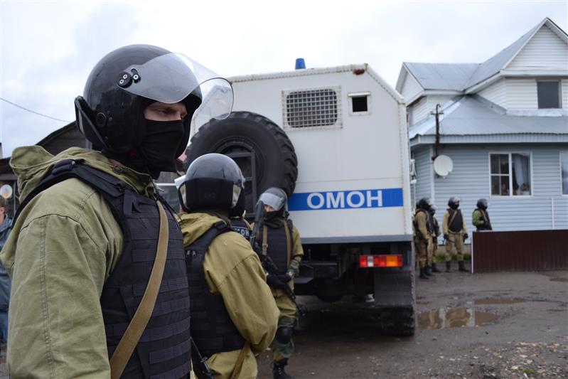 В Новгородской области бойцы спецподразделений Росгвардии оказали силовую поддержку сотрудникам МВД при проведении оперативно-следственных мероприятий по уголовным делам о мошенничестве