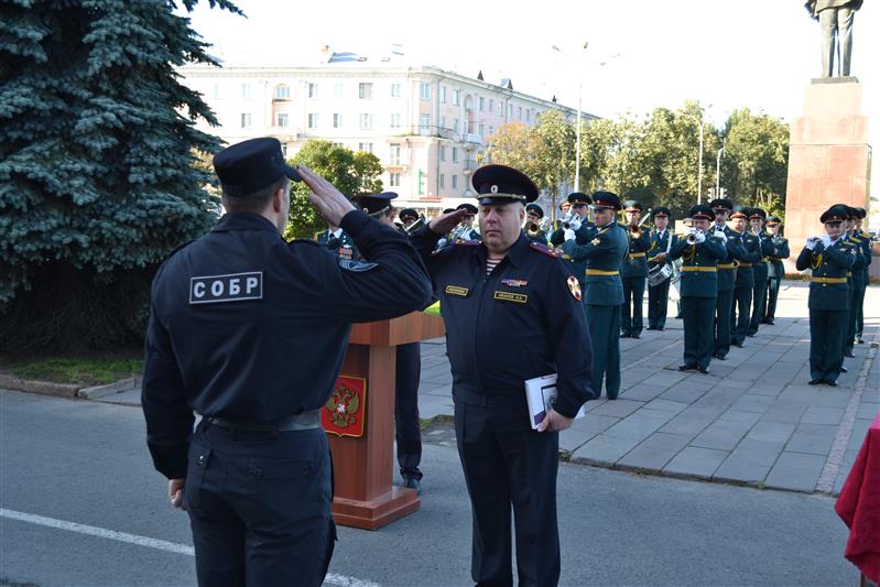 В Пскове состоялся гарнизонный развод нарядов Росгвардии, заступающих на боевую службу по охране общественного порядка