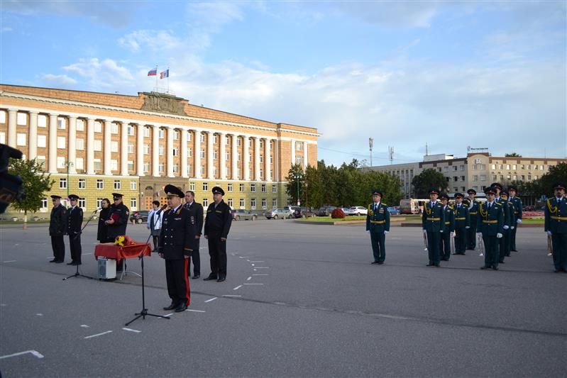 В Великом Новгороде прошел гарнизонный развод нарядов Росгвардии и полиции, заступающих на боевую службу по охране общественного порядка
