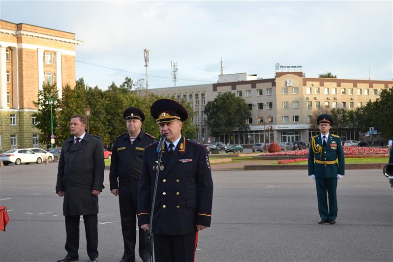 В Великом Новгороде прошел гарнизонный развод нарядов Росгвардии и полиции, заступающих на боевую службу по охране общественного порядка