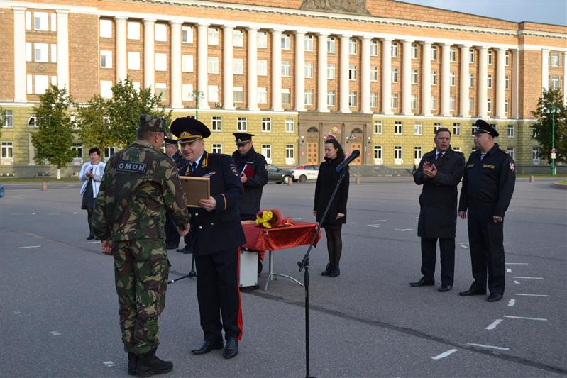 В Великом Новгороде прошел гарнизонный развод нарядов Росгвардии и полиции, заступающих на боевую службу по охране общественного порядка