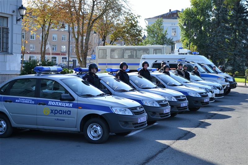 В Пскове состоялся гарнизонный развод нарядов Росгвардии, заступающих на боевую службу по охране общественного порядка