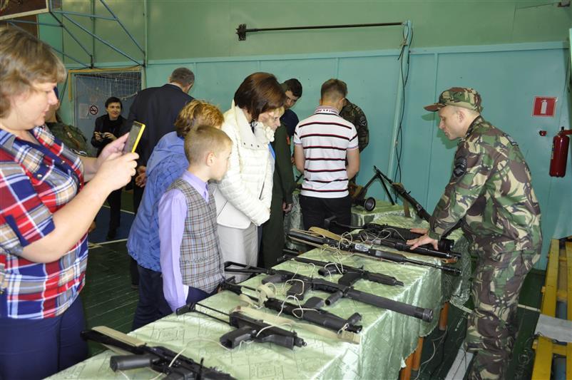 Сотрудники ОМОНа Отдела Росгвардии по Новгородской области приняли участие в проведении военно-патриотической игре «Зарница»